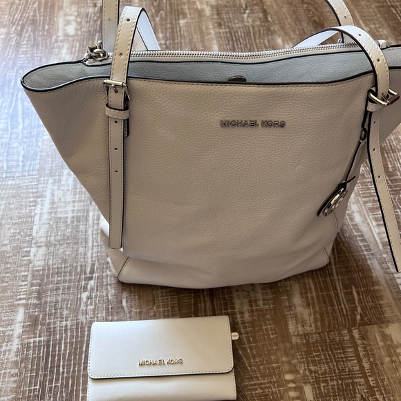 MICHAEL KORS PURSE - Picture 1 of 3